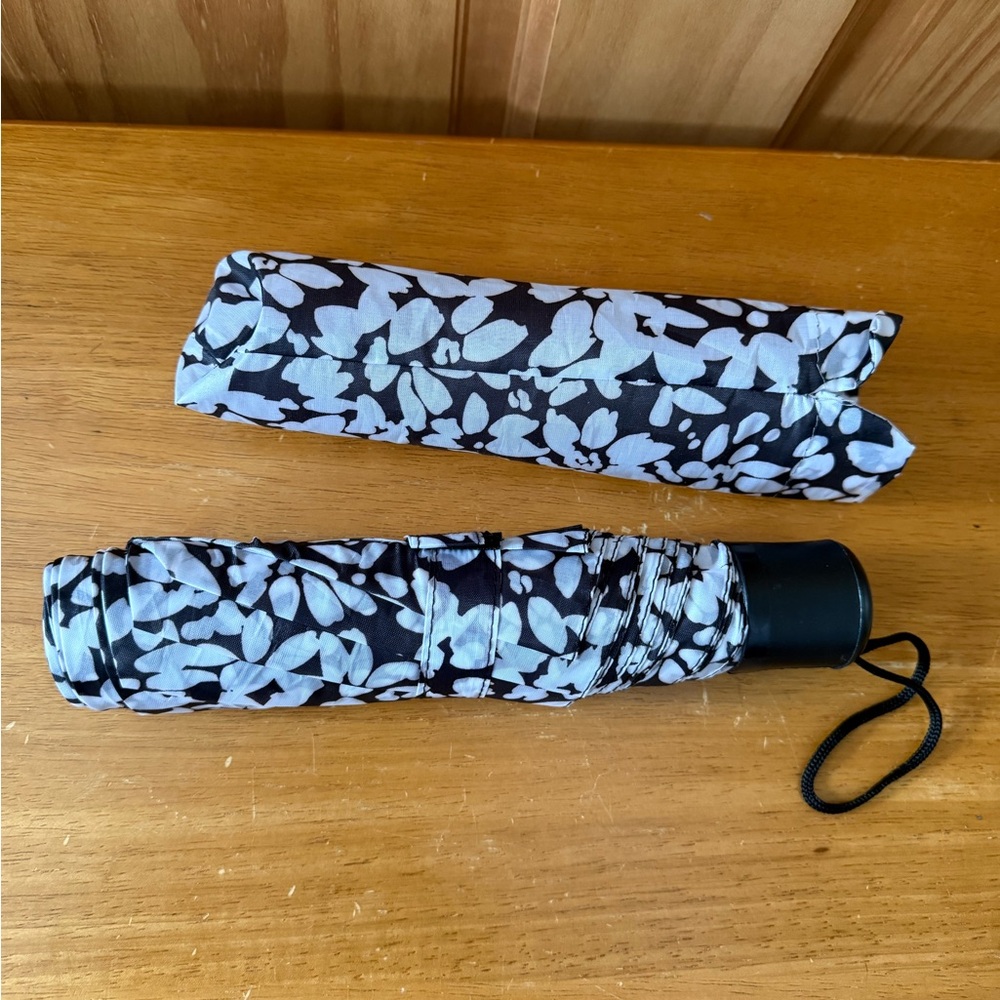 New Without Tags, Never Used or Opened Umbrella With Case - Picture 2 of 2